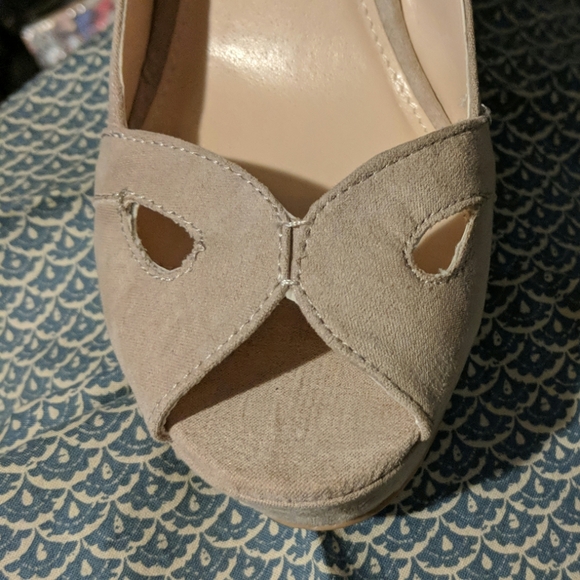 Clemance Strappy Sandal in Taupe - Picture 4 of 6